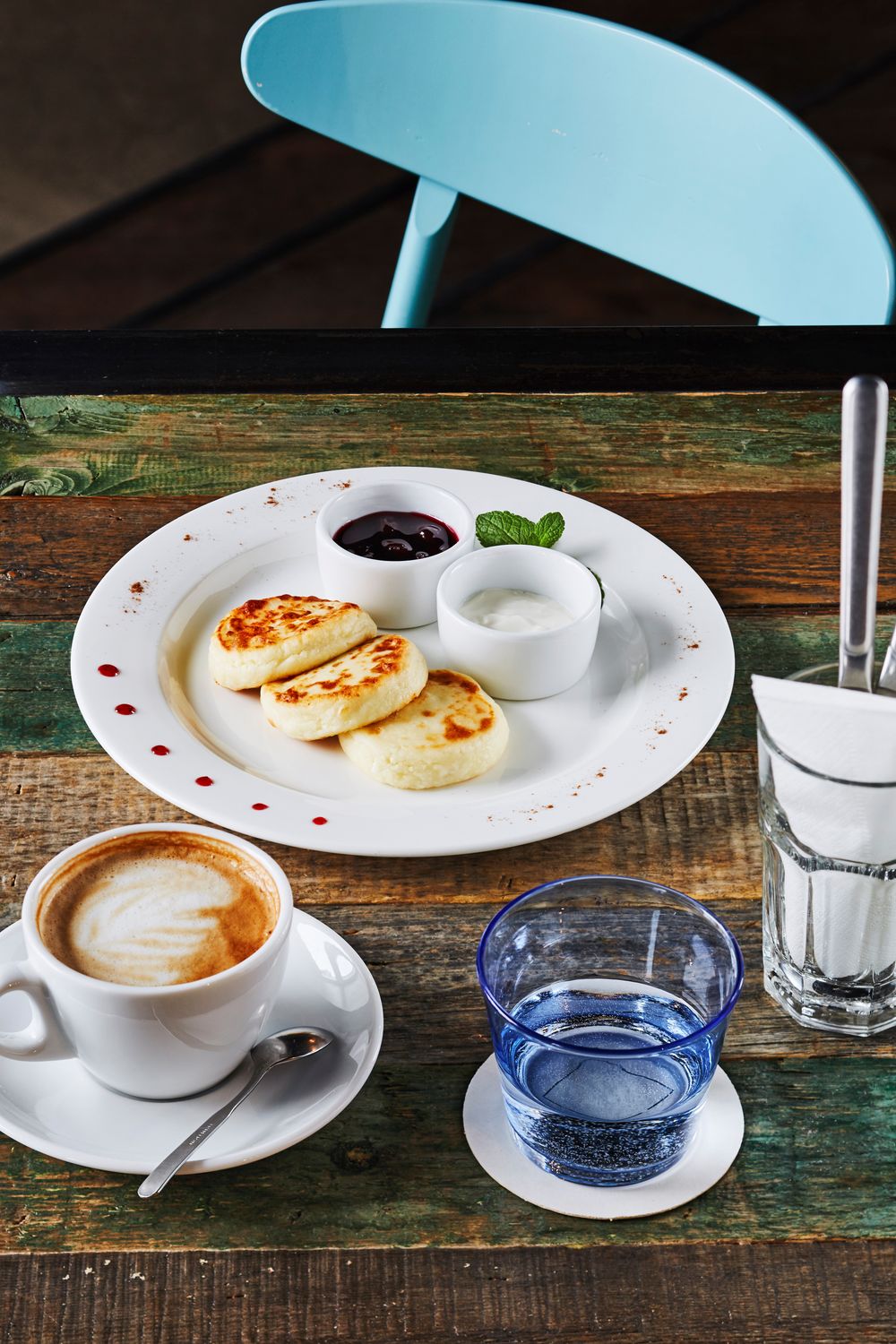 焼き菓子とカフェラテのプレート
