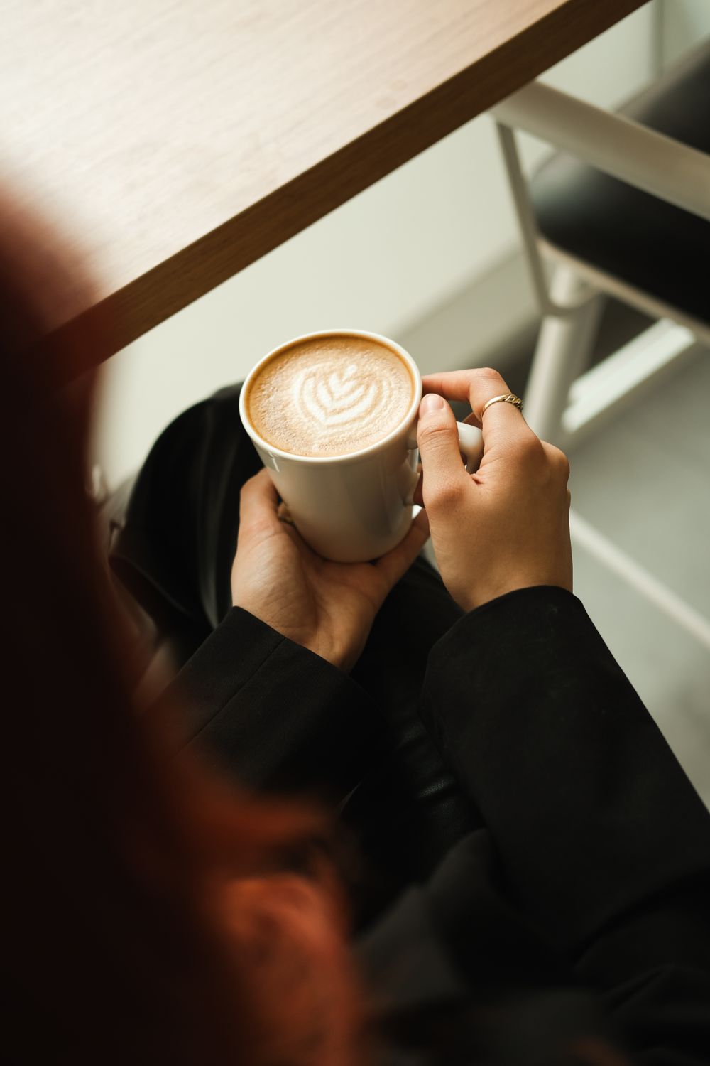 ラテアートが描かれたカフェラテ