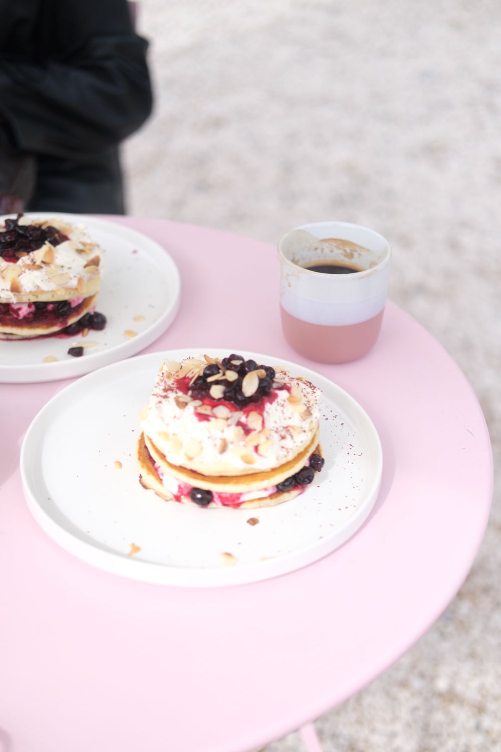 ベリーをのせたパンケーキとコーヒー